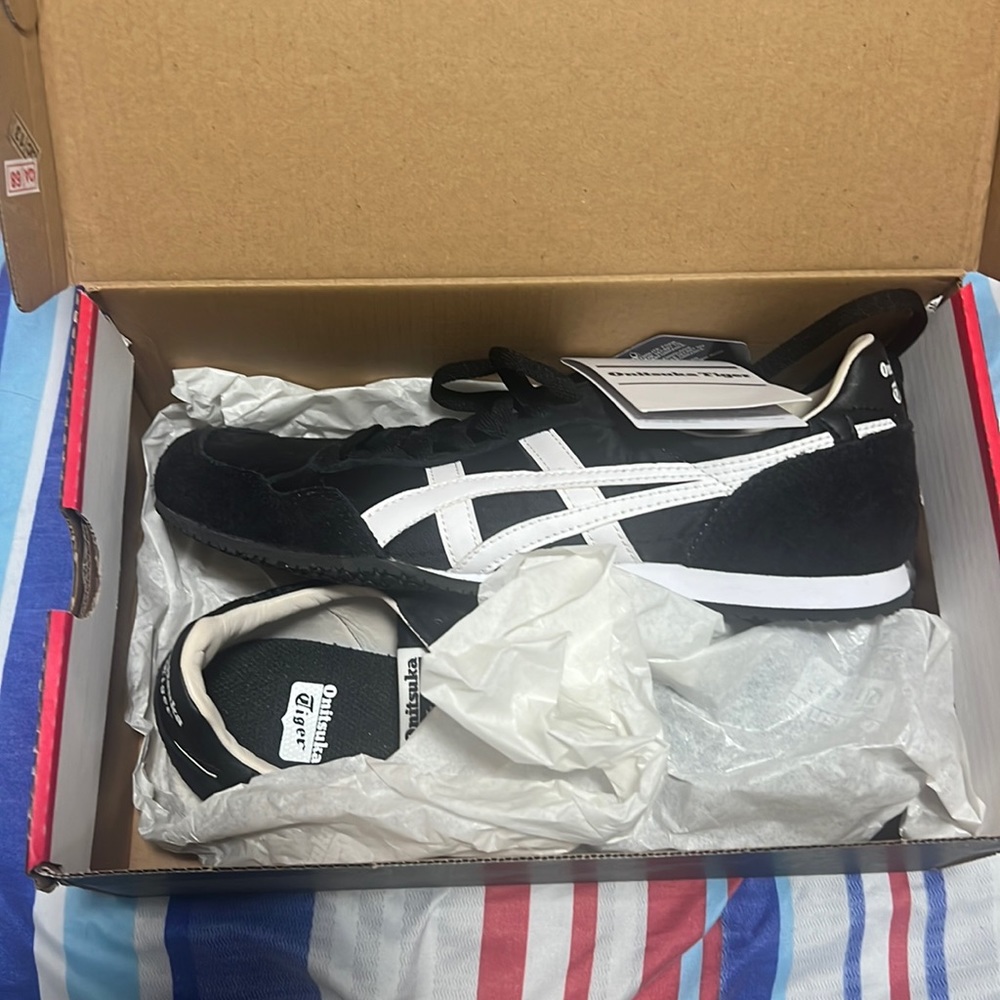 Onitsuka Tiger black size 6.5 men 8 women brand new
